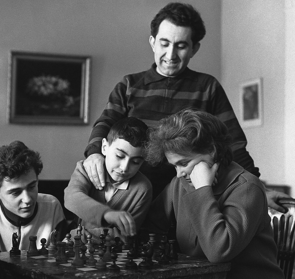 Europe Echecs on X: Tigran Vartanovich Petrosian (Տիգրան Պետրոսյան) June  17, 1929 – August 13, 1984 — « It is to Petrosian's advantage that his  opponents never know when he is suddenly