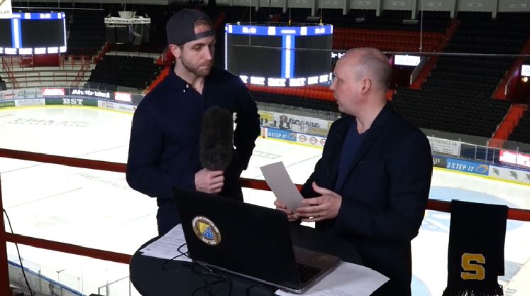 f_gustavell's tweet photo. Sebastian Dyk alltså. Snabb på isen, och bevisligen lika snabb i omklädningsrummet. På plats i studio SSK:s direktsändning, nyduschad och med finskjortan på... #twittssk #Blixten
https://t.co/YEPyqDFY13 https://t.co/xz8kR4DFKB