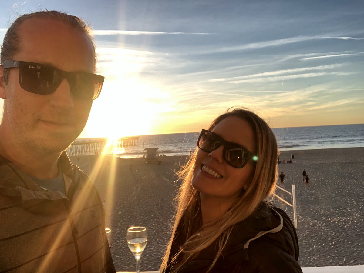 ZestyBrunette's tweet photo. @KryptoQuasar @AlaskaAir Flew to LA to explore Hermosa Beach. Sunsets and wine with my love makes me smile. #iFlyAlaska #AlaskaHappyHour https://t.co/PP6kgAda64