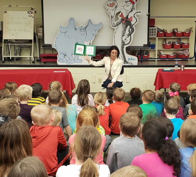 LeahRichwine's tweet photo. Thanks Stephanie Itle-Clark @sitleclark for sharing your first children's book with our Mount Rock students. What a great day to celebrate a new book and #ReadAcrossAmericaDay! Our 4th and 5th grade panel did a fantastic job interviewing the author. #mountrockengaged #bssdproud https://t.co/gOV22MeK3Z