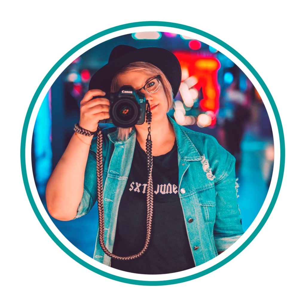 SoMeArtGallery's tweet photo. It’s face2face Friday. 🤲 Let us introduce our first artist June Lawrence who – as a smartphone editor @cinnaavox – faces the real world for the first time in the SoMe Art Gallery. Original limited prints available here: https://t.co/ZOAhzug4rW https://t.co/fSgXhFQGEK
