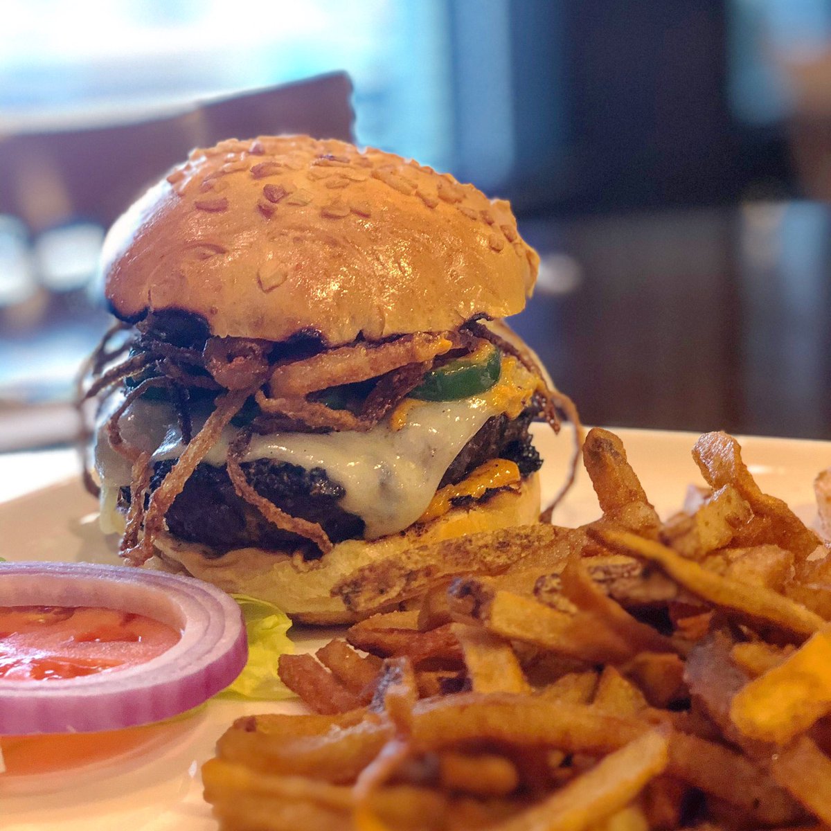 The_CharlesLP's tweet photo. Starting every Monday! Burgers, Beer and Bottomless fries. Stop in for specialty burgers, discount beer and bottomless French fries! •
•
{pictured: Jalapeño burger with jalapeños, Swiss cheese, smoky chipotle sauce and onion straws.} https://t.co/ddEPkgXYD8