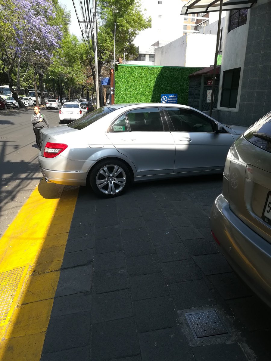 Bob_erto's tweet photo. @UCS_GCDMX se solicita el apoyo para retirar vehículo que impide paso peatonal av. Vito Alessio Robles adelante de la av. Insurgentes col. Agrícola alcaldía Álvaro Obregón https://t.co/eqzVZ83Ool