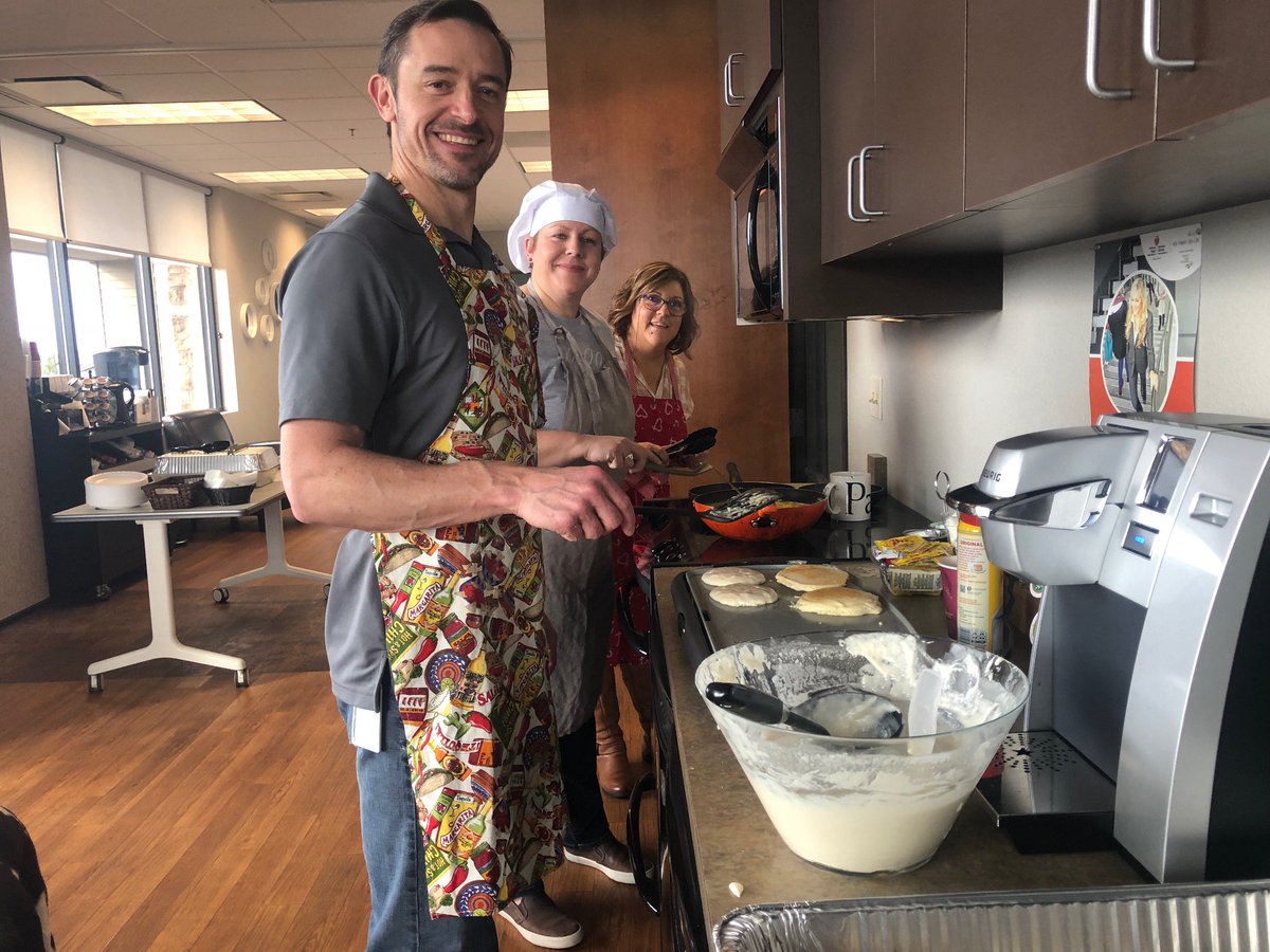 kelorduy's tweet image. In honor of #EmployeeAppreciationDay, StemExpress Founder and CEO Cate Dyer, along with members of her leadership team, cook breakfast for staff. #stemexpress #stemexpressers