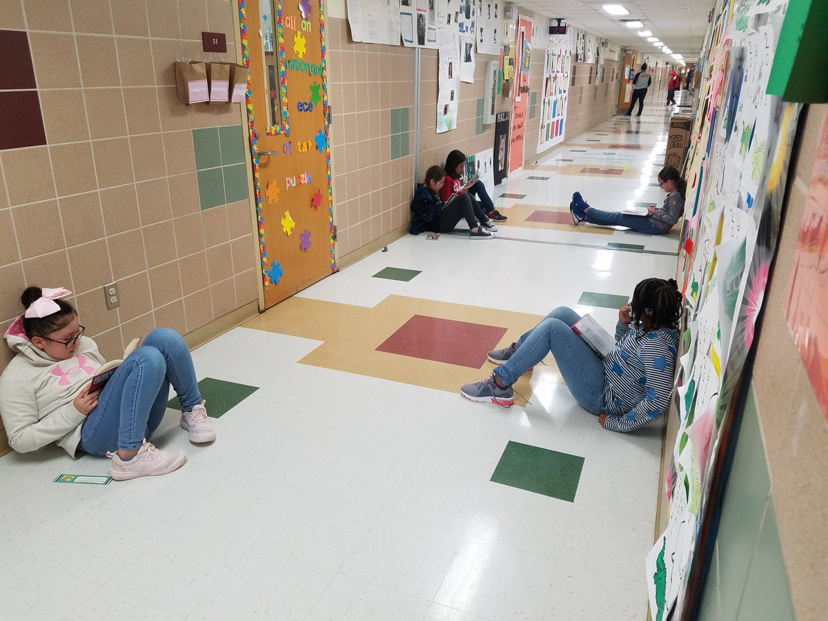 Rockinroom52's tweet photo. Reading in the hallway #GallowayGreatness #ReadAcrossAmerica #mesq4th #GallowayLib https://t.co/ahJc1ZSOn3