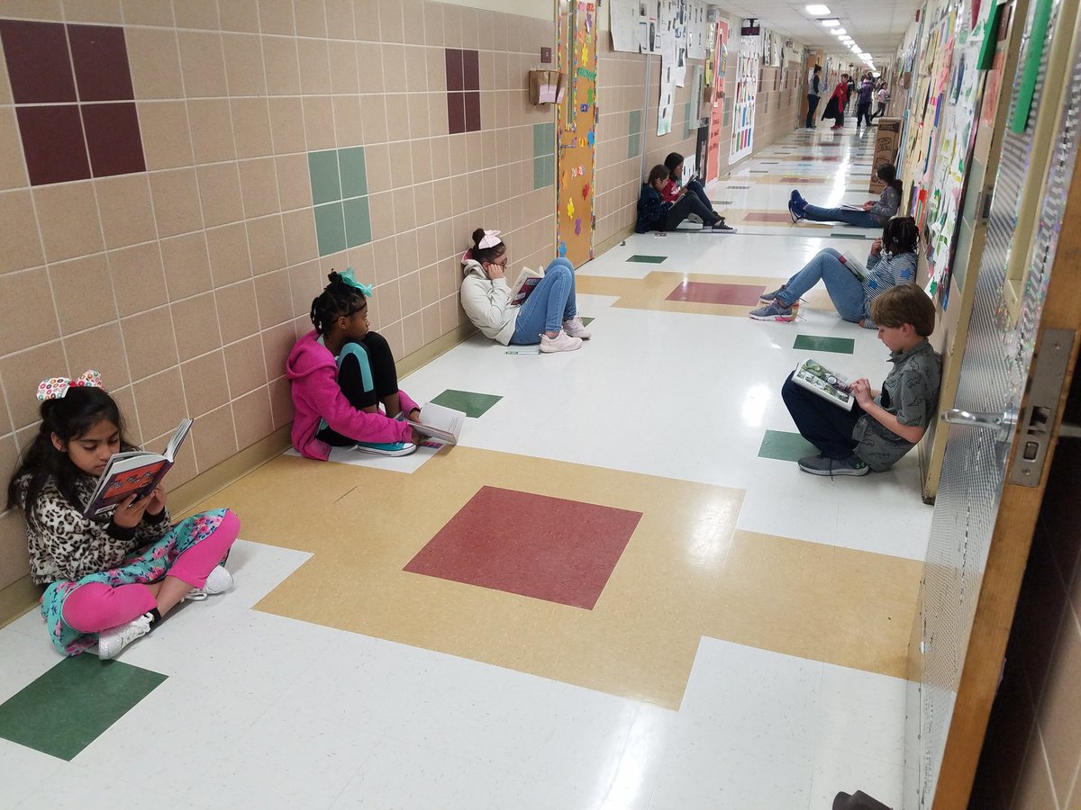 Rockinroom52's tweet photo. Reading in the hallway #GallowayGreatness #ReadAcrossAmerica #mesq4th #GallowayLib https://t.co/ahJc1ZSOn3