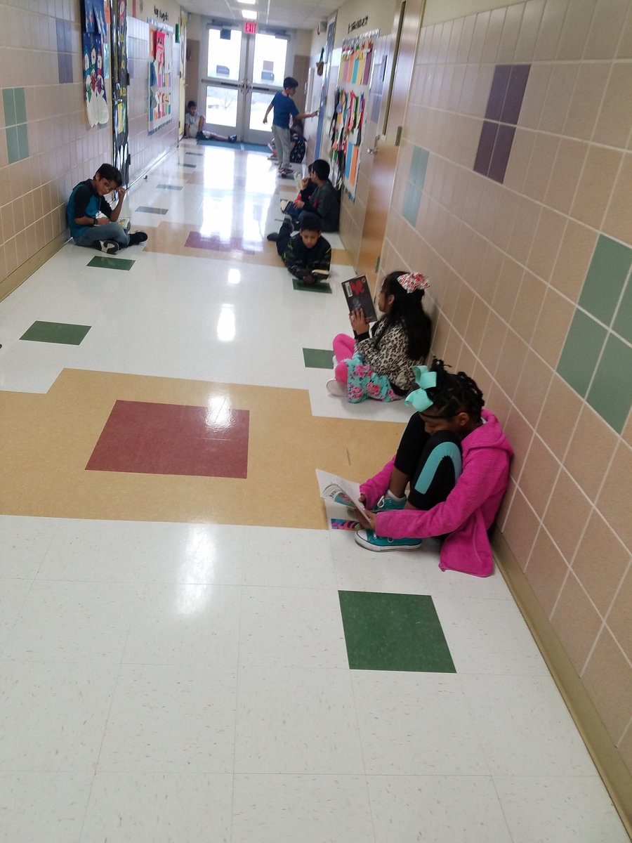 Rockinroom52's tweet photo. Reading in the hallway #GallowayGreatness #ReadAcrossAmerica #mesq4th #GallowayLib https://t.co/ahJc1ZSOn3