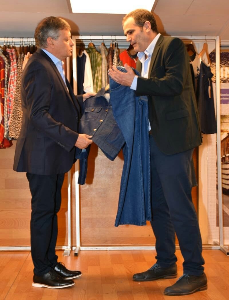 mali_serrano's tweet photo. @domingopeppo
En #ChacoTex se muestra el desarrollo, productivo, textil y de diseños de indumentarias. Estamos en un lugar estratégico y tenemos todas las condiciones para ser un centro de logística. #SesionesChaco
@ChacoTv
@PLegisChaco https://t.co/yDCUAKaHvW