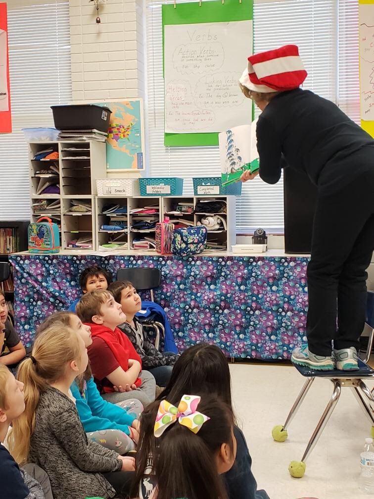 MrsByrdlet's tweet photo. #ReadAcrossAmericaDay in Third grade. Lots of fun reading today in two different languages! @ABRhea1 @aprilmnorris @TCSPublic @johnccarver #belairebees #TCSpublic https://t.co/yaiqg4s0El
