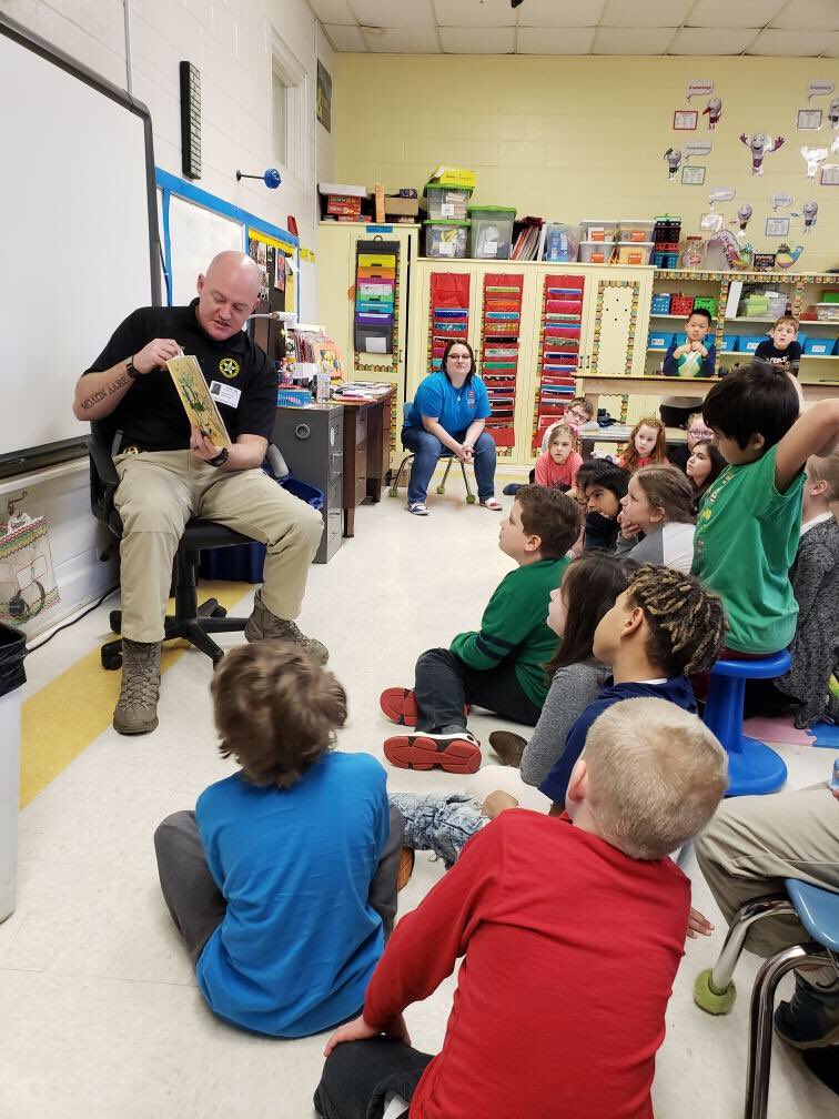 MrsByrdlet's tweet photo. #ReadAcrossAmericaDay in Third grade. Lots of fun reading today in two different languages! @ABRhea1 @aprilmnorris @TCSPublic @johnccarver #belairebees #TCSpublic https://t.co/yaiqg4s0El