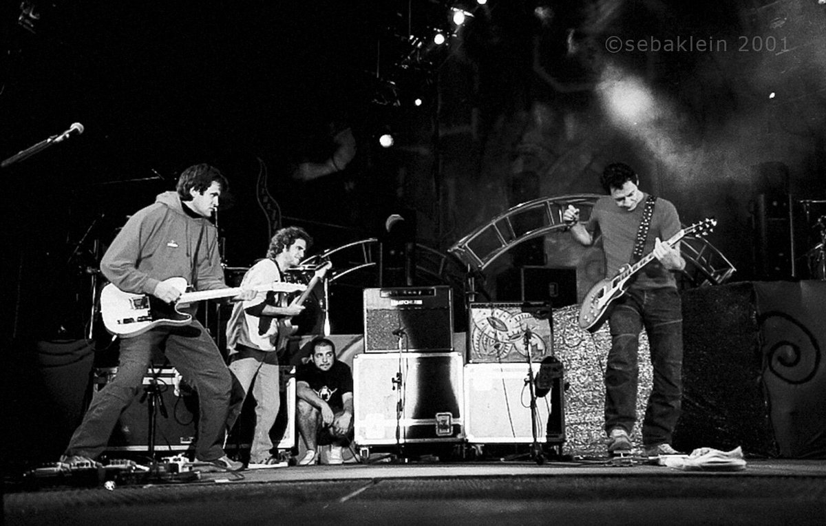 sebakleinok's tweet photo. Ciro, Tavo, Mollo...y Toto
Huracán 2001 @ciroylospersas @DivididosOK
#lospiojos #tavokupinski #divididos #rockargentino #livemusicphotography ©sebaklein https://t.co/snKBVoeNOK
