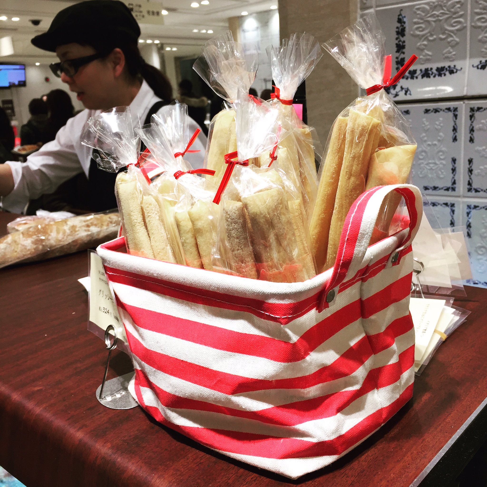 Uzivatel パンラボ池田浩明 9 11関東新麦解禁 Na Twitteru イタリアパン屋 パーネエオリオ 日本橋三越本館地下一階に出店中 このグリッシーニ ばりぼり感 小麦感絶品で止まらない T Co Qyykemr7cp Twitter