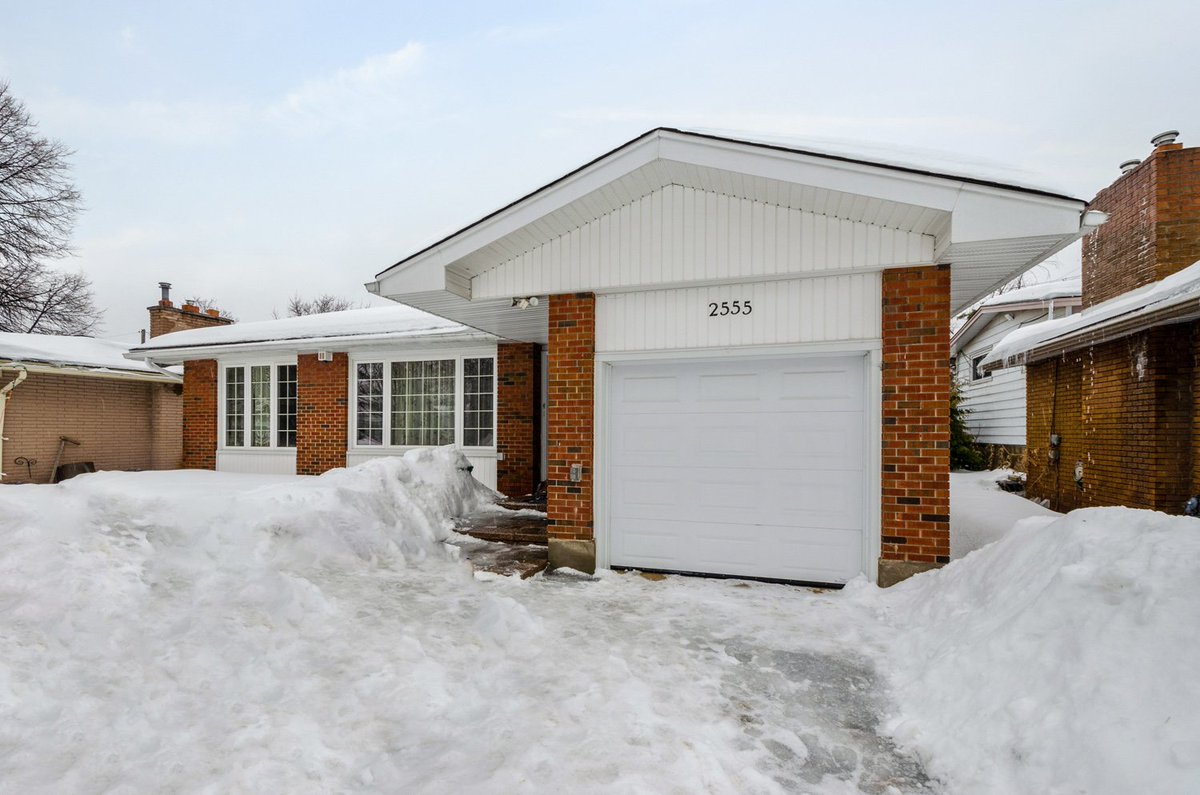 A spacious and move in ready detached bungalow is ready for you!

OPEN HOUSE: Sunday, Mar. 3 from 2-4pm 
📍2555 Egan Rd.

Take a look for more information: bit.ly/2Edo8JN #WalkerGroup #Ottawa #OttawaHome #OpenHouse