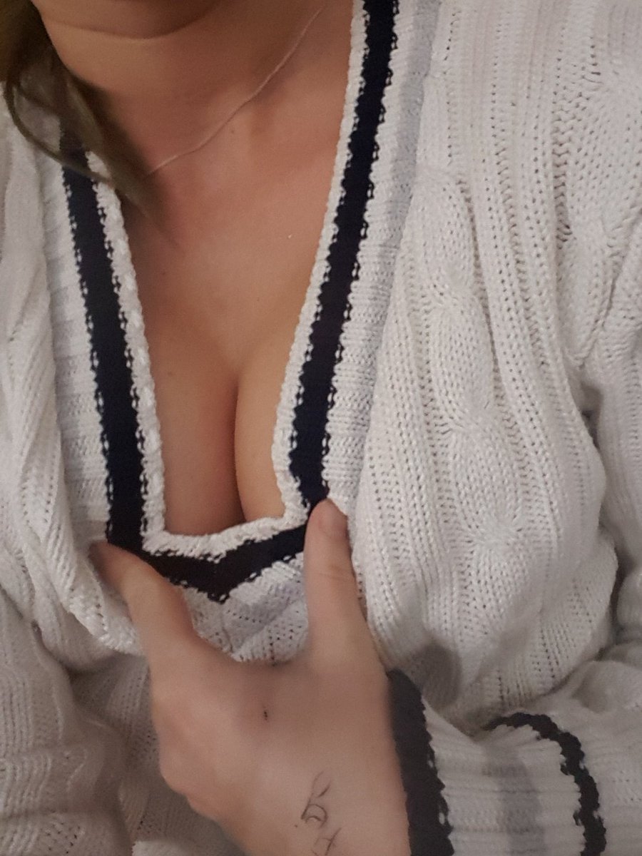 My cleavage looks like a butt lol #BoobsOfTheDay #Porn ...