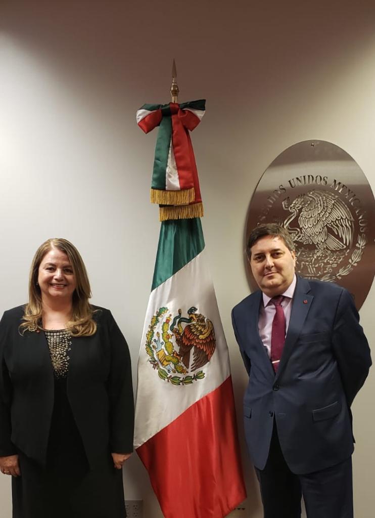 ConsulmexOmaha's tweet photo. It was a pleasure to welcome our collegues from the Consulate of Canada in Minneapolis @CanCGMPLS, Consul General @ariel_delouya and Senior Trade Commisioner @cormietwitr. We are ready to work together for the wellbeing of our communities &amp; relations 🇲🇽🇨🇦🇺🇸#DiplomaciaConsular https://t.co/r6AaRLr4AU