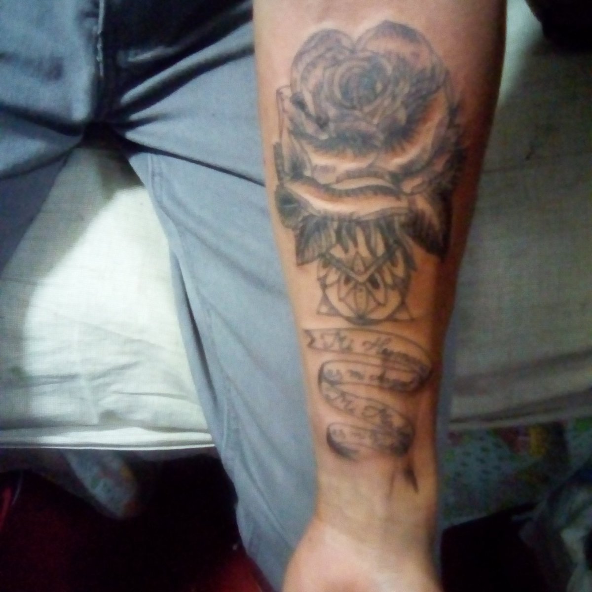 Este es uno de los diseños de hoy una rosa blackword con las palabras mi hermana es mi angel mi madre es mi vida'.
.
.
.
.
.
.
.
.
.

#tatuajes #tattoooftheworld #tattooofinstagram #tattoooftheday #tattoo #tattooflowers #caracastattoo #venezuela #venezuelatattoo #newtatto