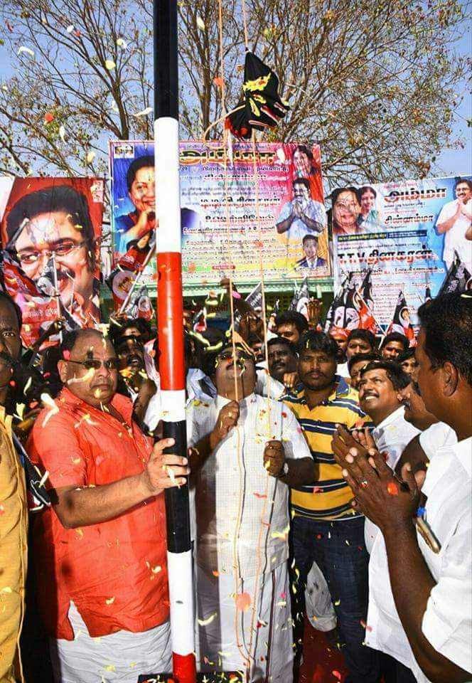 AmmkMukund's tweet photo. *ஆர்.கே.நகர் தொகுதியில் கழக அலுவலகத்தை திறந்து வைத்து, கழக கொடியினை ஏற்றி வைத்தார் கழக துணைப் பொதுச்செயலாளர் அண்ணன் #டிடிவிதினகரன்,MLA அவர்கள்*
#AMMK
#ammkitwing
#ammk_itwing https://t.co/NoVX2c7cyN