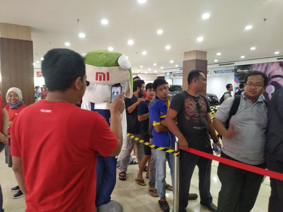 MiFans_Lpg's tweet photo. lagi siap siap pemotongan pita ni guys 😁 #LiveReport #MiStoreLampung https://t.co/G7MCyyg99s
