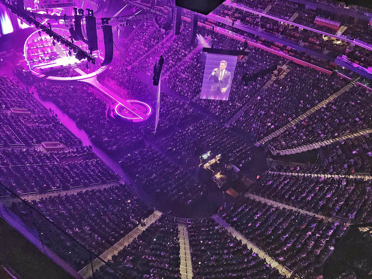 MichaelBuble's tweet photo. An amazing crowd tonight in Detroit. #MBWorldTour https://t.co/NgI3gpWFDQ