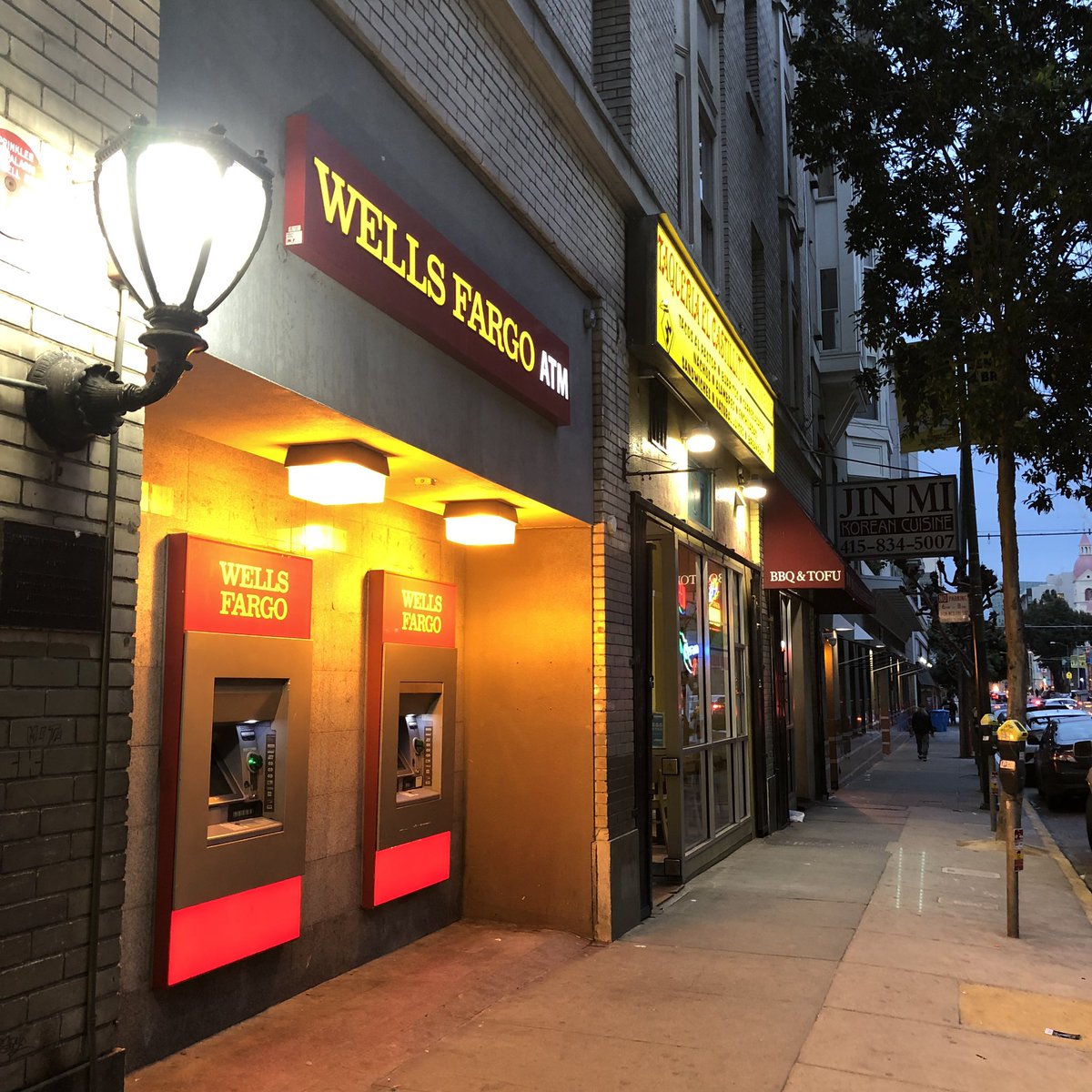 Hampton378's tweet photo. @Hampton378 @watch_gate The front of our building at 6pm today. We all need change. Drug dealers don’t belong here. Thank you @SFPDTenderloin , @MattHaneySF , @SFSAFE https://t.co/XbdeOcUo2F
