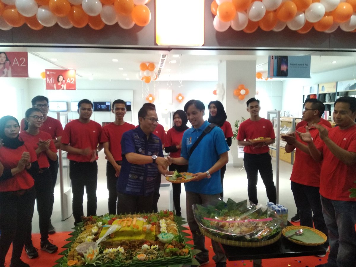 MiFans_Lpg's tweet photo. Pemberian tumpeng ke Presiden Mifans Lampung haha bisa dpet juga ternyata 😄😄 https://t.co/p5ZyAVoQBV