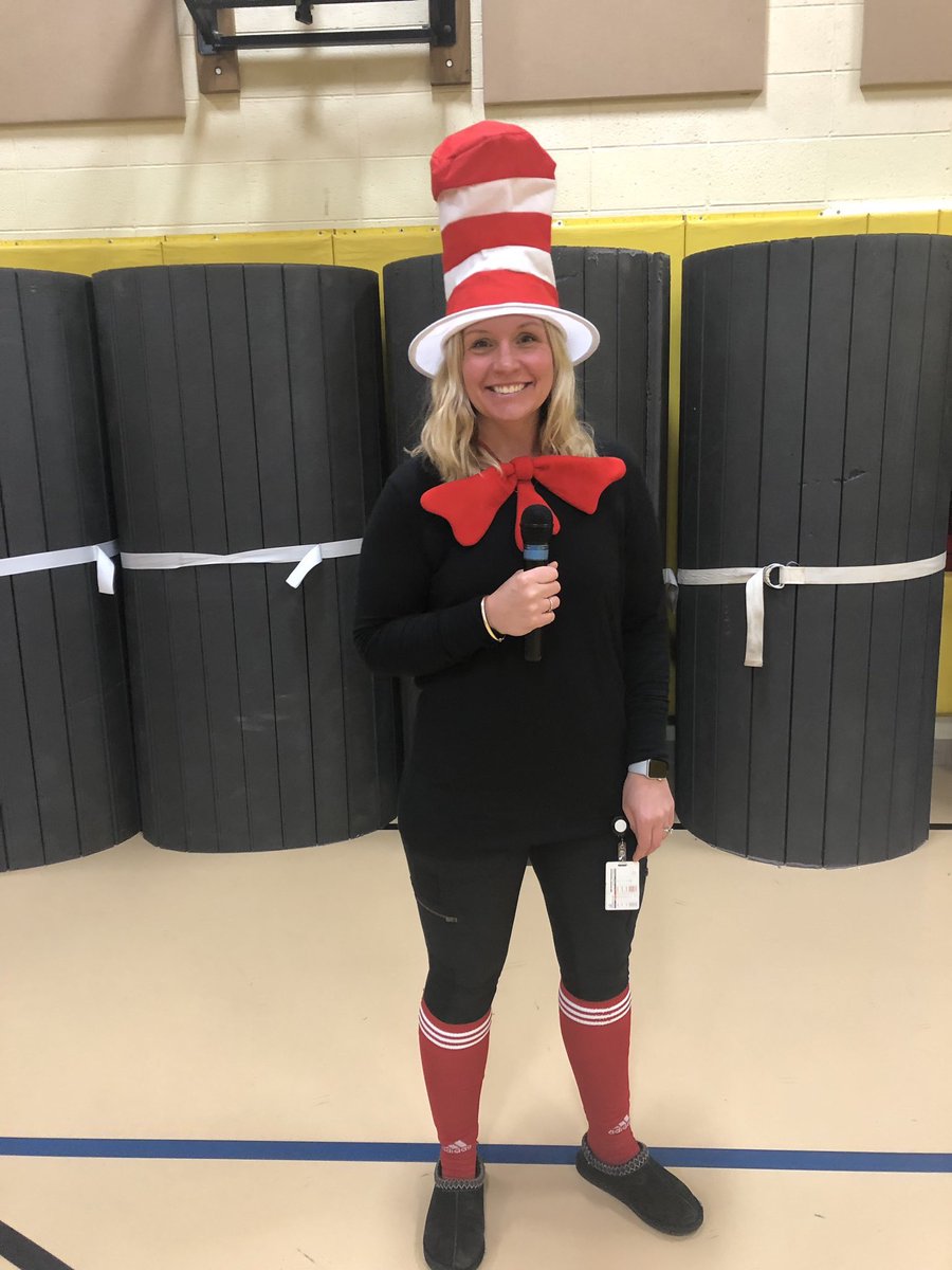journiecifelli1's tweet image. What an amazing day!!! 10 apples up on top, engerneering a new hat for our favorite cat, trying to recreate a hat as tall as possible with solo cups and more!!! @CMS4Learning @Jen1Curry #ReadacrossAmerica #thisiscms #dotolearn #stem #DrSuessDay #funalways #readingroom