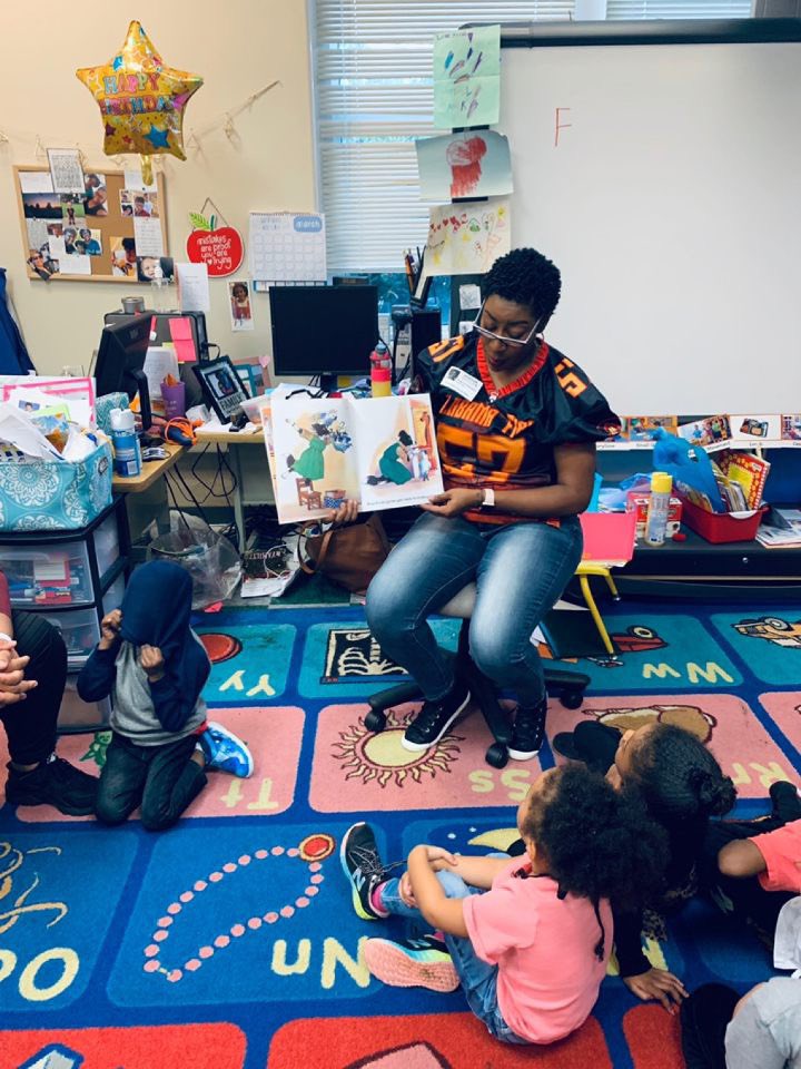 AlabamaFire's tweet image. Alabama Fire Center Virginia Hutchins visits Avondale Elementary to “tackle reading” with a great group of kids. #ALFIRE #WNFC #TACKLEREADING #WOMENFOOTBALL @wnfcfootball