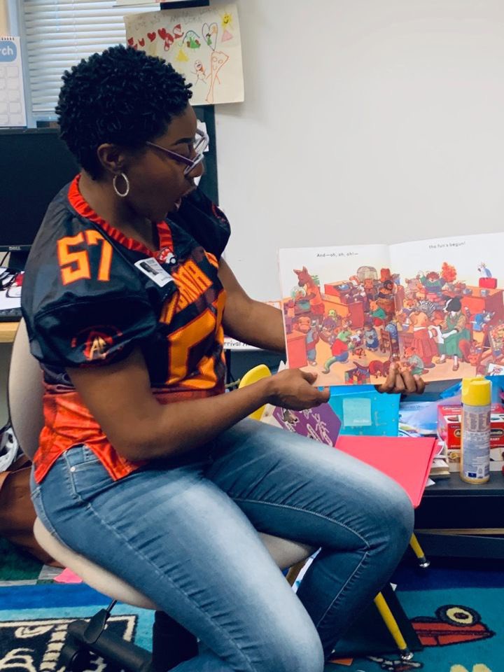 AlabamaFire's tweet image. Alabama Fire Center Virginia Hutchins visits Avondale Elementary to “tackle reading” with a great group of kids. #ALFIRE #WNFC #TACKLEREADING #WOMENFOOTBALL @wnfcfootball