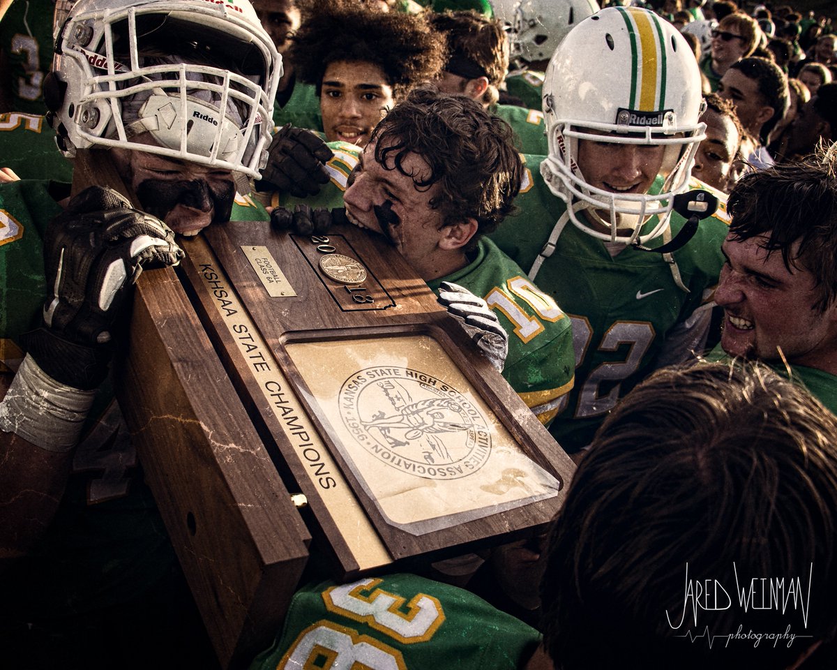 Weinman_photos's tweet photo. Feels Good to Once Again Be State Champs! 3 out of last 4 and 4 out of last 6. Derby Panther Football - 2018 State Champions #DFDNA #ItsInOurBlood #StateChamps #5Rings @DerbyPanther @CoachPontious @BiggCoach @DBcoachDerby @ChrisPinaire @CoachZachHaynes @Rustyy_5 @DHSFootballClub https://t.co/4MfQJdzZSa