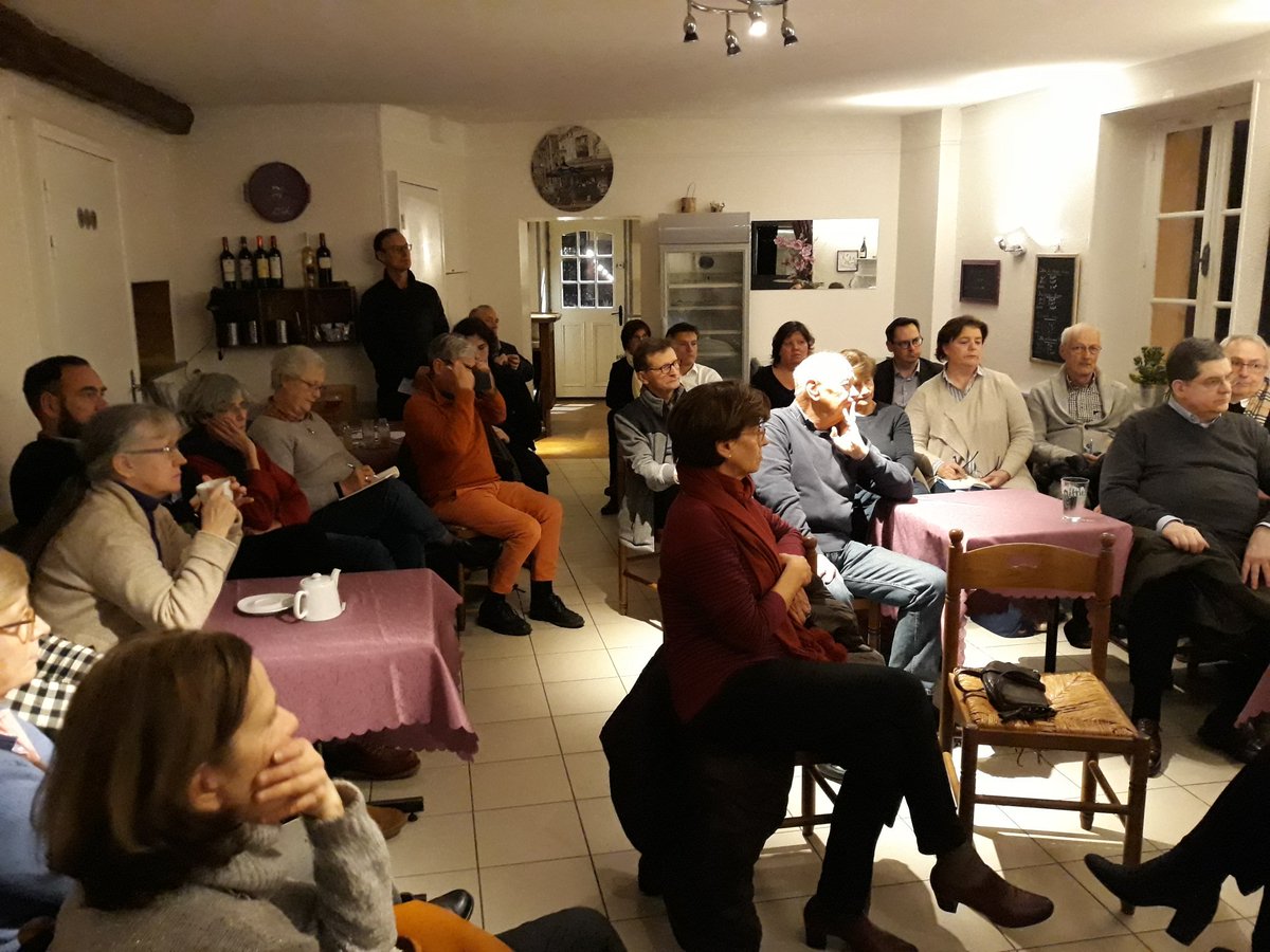 SaintGerLab's tweet photo. 📣👍Ça s'est passé chez nous : soirée débat du #SaintGerLab autour d'Agnès Cornil, urbaniste. Quels avenirs pour nos quartiers pavillonnaires ? Densification, "faire quartier", stationnement, espaces publics, environnement, qualité de vie... 2h30 d'échanges. 🤝 A très bientôt. https://t.co/1yyI7ctaRH