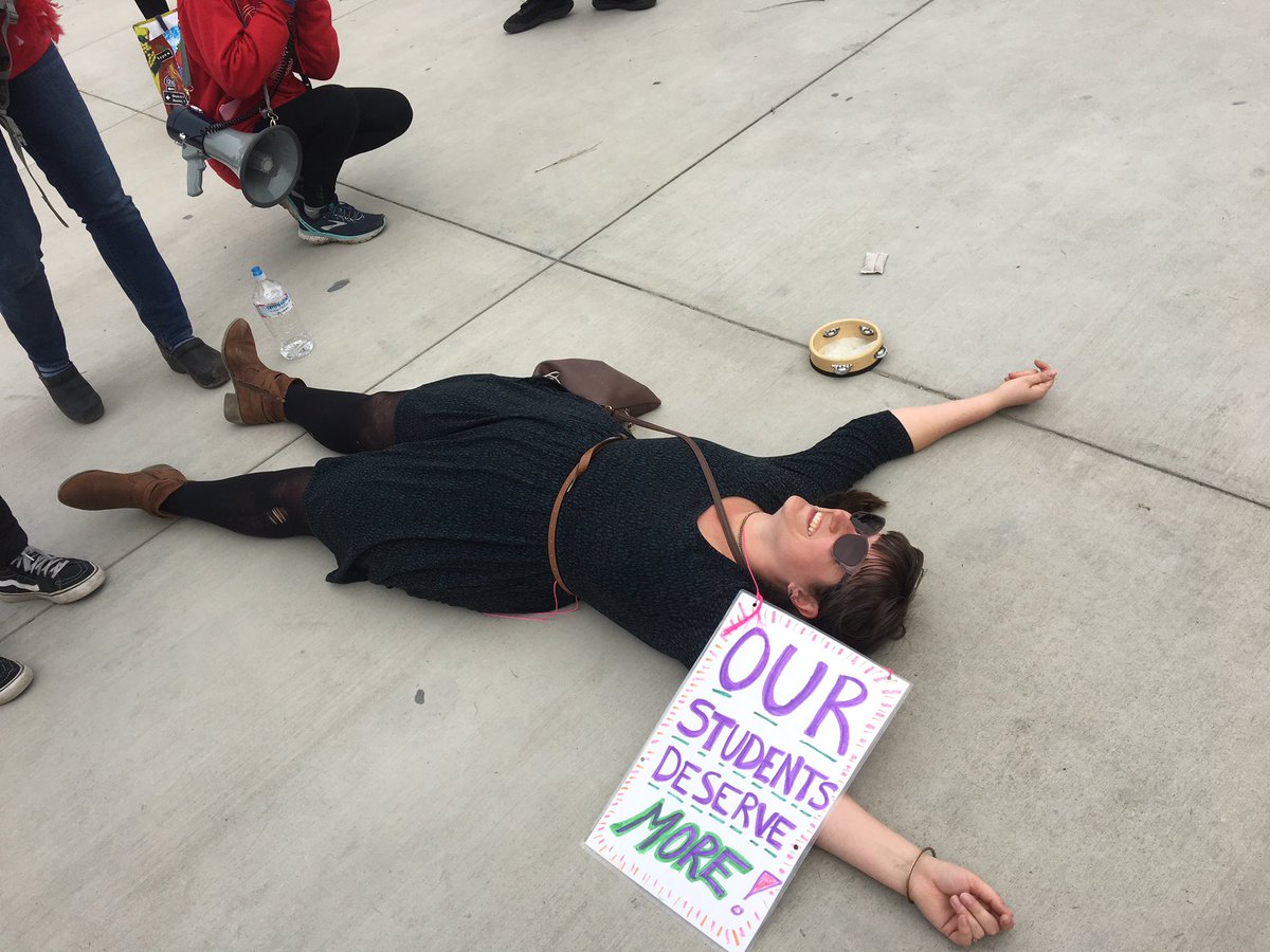DSAEastBay's tweet image. We are still at La Escuelita because school board members might come back to try to have their meeting. Also waiting for the OEA press conference, which has been postponed to 4:20 #Red4Ed #Unite4Oaklandkids #OUSDStrike