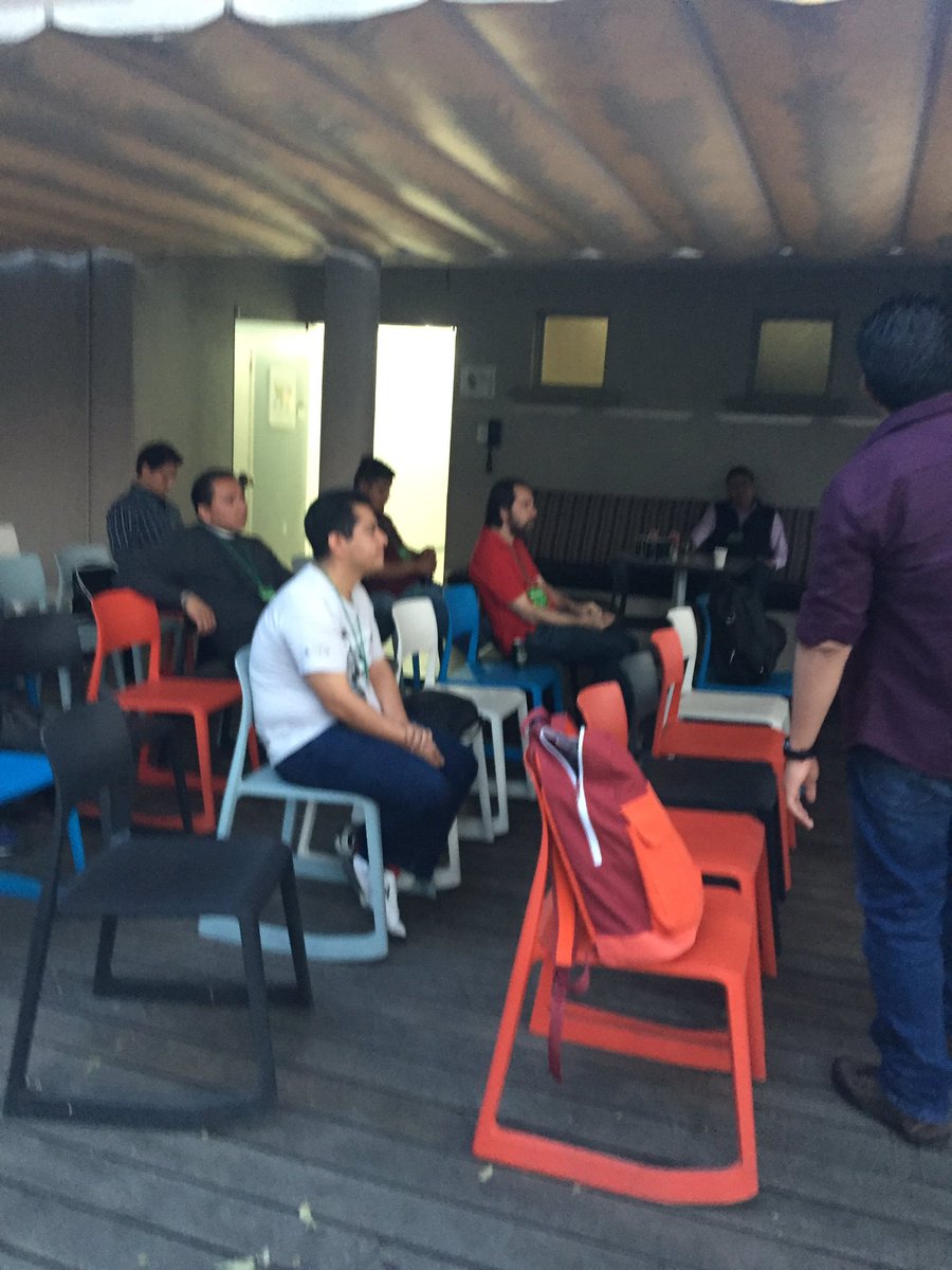 🚨 Ya iniciamos el MeetUp, nos acompaña <a href="/HectorIP/">hectorip</a> con su presentación 🎤Software a prueba de balas 🤖 <a href="/Centraal/">Centraal</a>