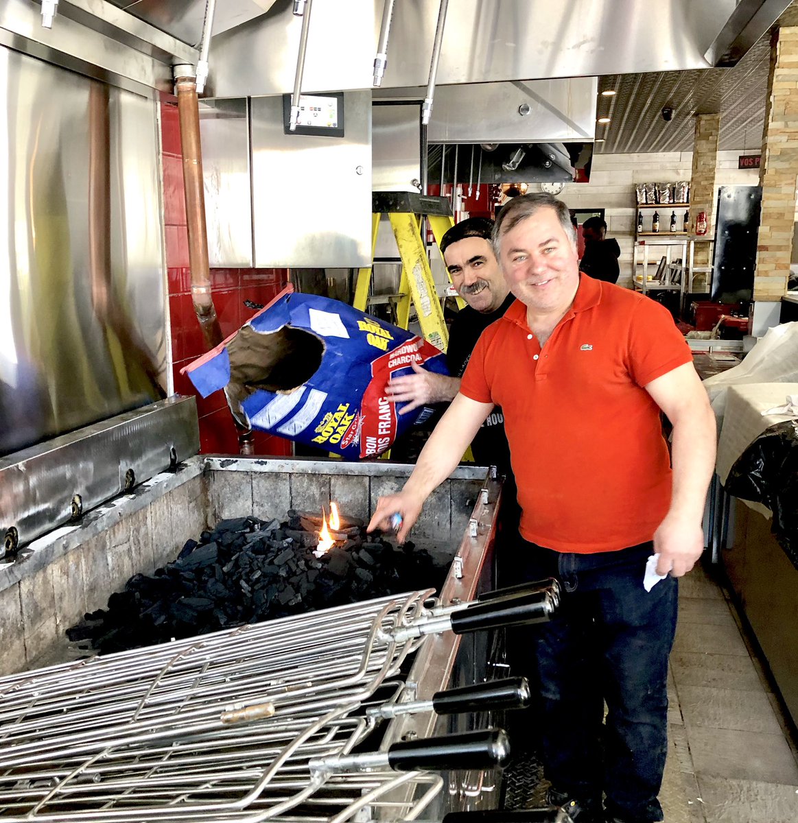 mapoulemouillee's tweet photo. C’est avec beaucoup d'émotion que nous ouvrirons nos portes le 6 mars ! Tony a rallumé la flamme #renaissance. Mike, Tony et la famille vous demandent de partager la nouvelle à vos amis. Tous pourront enfin avoir notre sauce #plateau #montreal #mtl #foodie #mapoule #retour https://t.co/YYIJOPTQae
