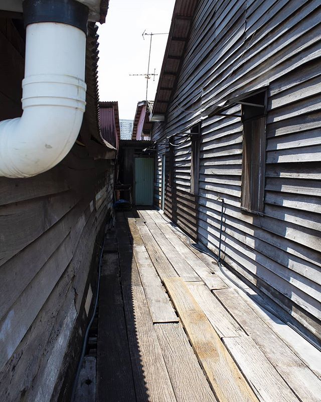 howstevesees's tweet image. Sidequest?
.
.
.
.
.
#malaysia #penang #warf #dock #alley #wood #clanjetty #jetty #travelphotography #canonphotography #canon_photos ift.tt/2UdhWrO