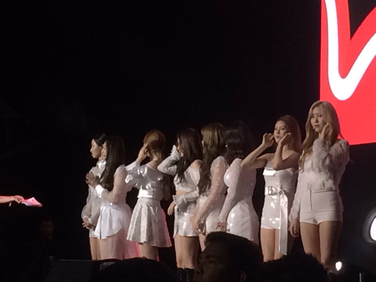 nancybabe31's tweet photo. Best gift ever when i met this girls ☺☺❤

#TeamMOMOLAND #MOMOLAND https://t.co/Nqpvvz720n