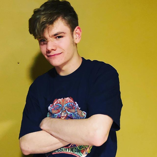 LoganJrChef's tweet photo. Unboxed my @supremenewyork #tshirt #ineedthecoffeepot #supreme #ny #masterchefjunior #instagood #supremeteen #guysofinstagram #model what did you break the piggie bank for?!! #supremeshop https://t.co/uCaHZt6zu0