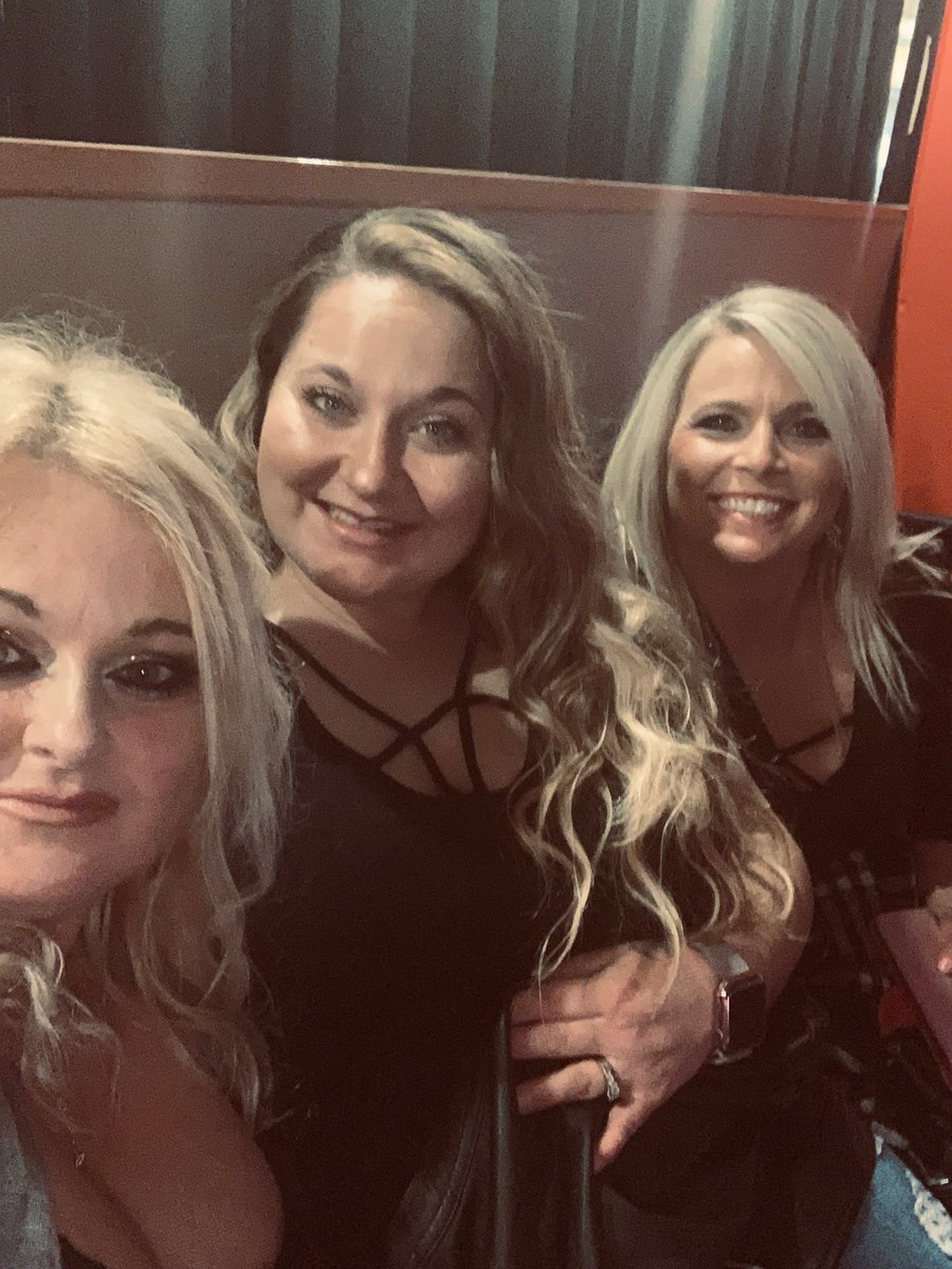 GINAangellove's tweet image. #BSLOUISVILLE @blakeshelton waiting to see OUR BLAKE. LOVE YOU