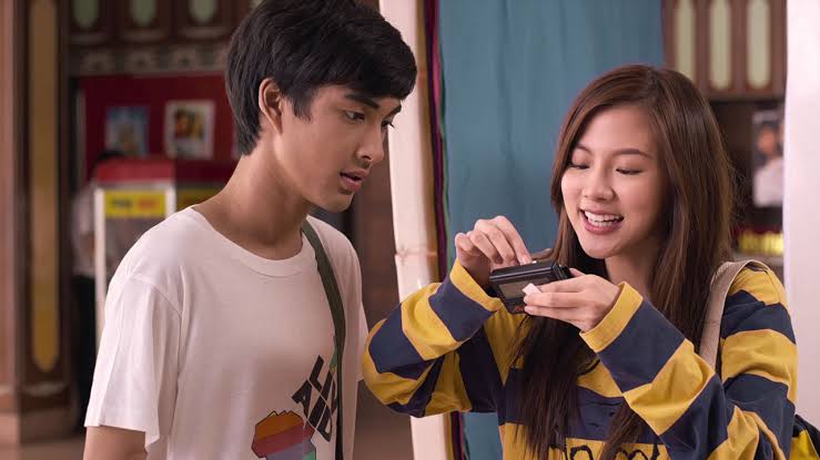 23. Back to the 90s (2015 - Film)Cerita ttg anak yg balik ke jaman bapa ibu-nya pacaran. Dia mempunyai misi agar bapa ibu-nya saling deket lagi. Karna ada penyebab dari seseorang dari masa lalu. Filmnya sih buat aku agak ngebosenin. Tapi siapa tau rame buat kalian? Hehe