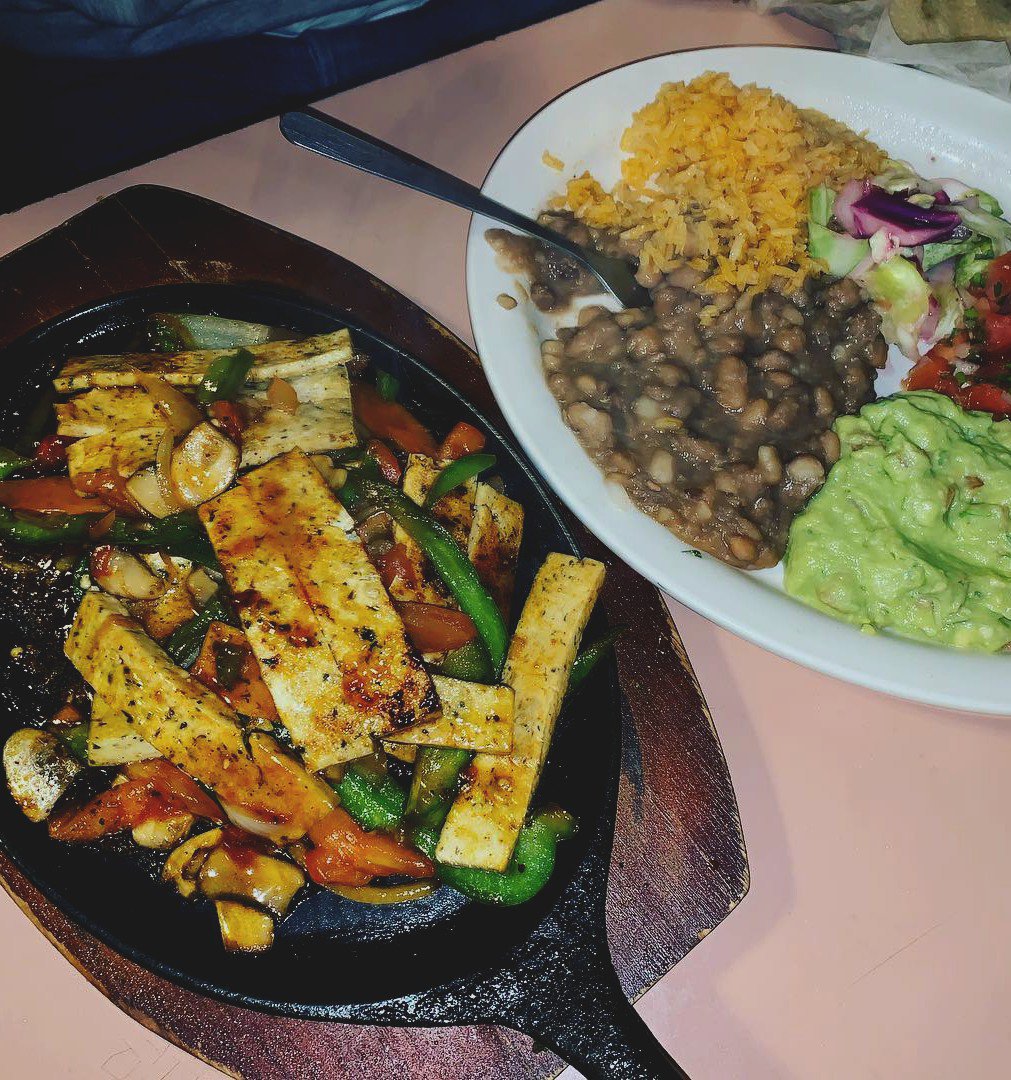 Dinner with my girl 😋🍴🍻#veganmexicanfood #veganmexican #veganburrito #veganfajitas #riceandbeans #tofu #tofuburrito #tofufajitas #guacamole