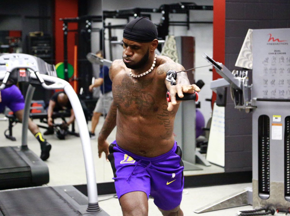 NBA's tweet photo. 💪🏽 💪🏽 @KingJames puts in early work ahead of tonight’s @Bucks/@Lakers action (10:30pm/et ESPN)! https://t.co/Q5NYo3EbWA
