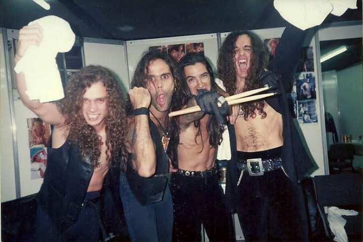 JacquesMaciel's tweet photo. 1992 #flashbackfriday
Backstage Rosa Tattooada e Guns N' Roses
Anhembi, São Paulo SP
#rosatattooada30anos 
#jacquesmaciel #paulocassio #eduardorod #beatbarea https://t.co/2c72ZStiRt