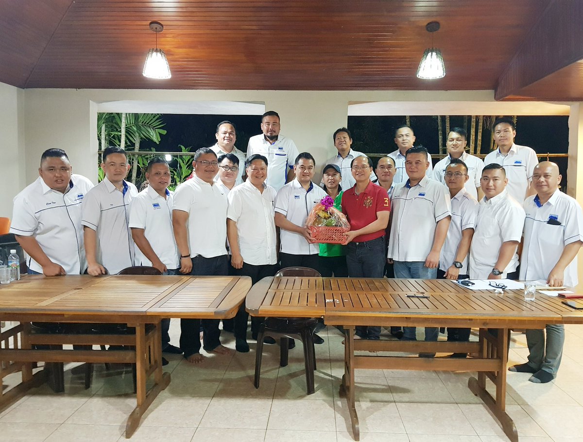 FelixJSaang's tweet photo. Terima kasih YBDSP Presiden UPKO kerna menerima kunjungan hormat Exco Pemuda UPKO Pusat dirumah kediaman beliau. Pelbagai perkara penting dan isu-isu semasa telah disentuh, dikupas dan dibincangkan. Pandangan, pendapat &amp; idea turut dikongsikan. @madiustangau @cmoosom @halmond80 https://t.co/hN2AtXnm86
