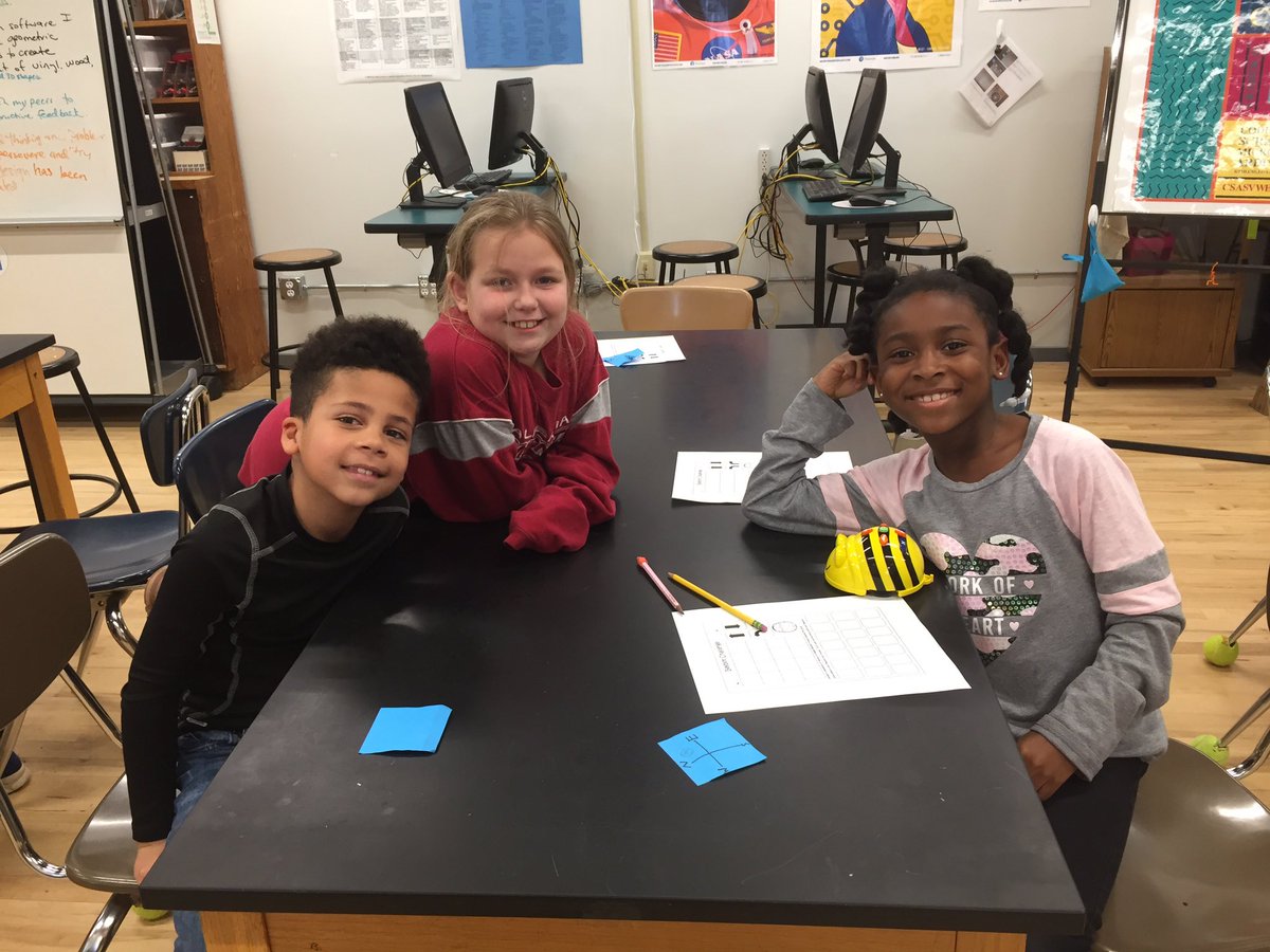 Too much fun teaching coding with #BeeBots to <a href="/MyCSAS/">CSAS</a> 2nd graders today in the <a href="/csasVWeLab/">CSAS VW eLab</a>