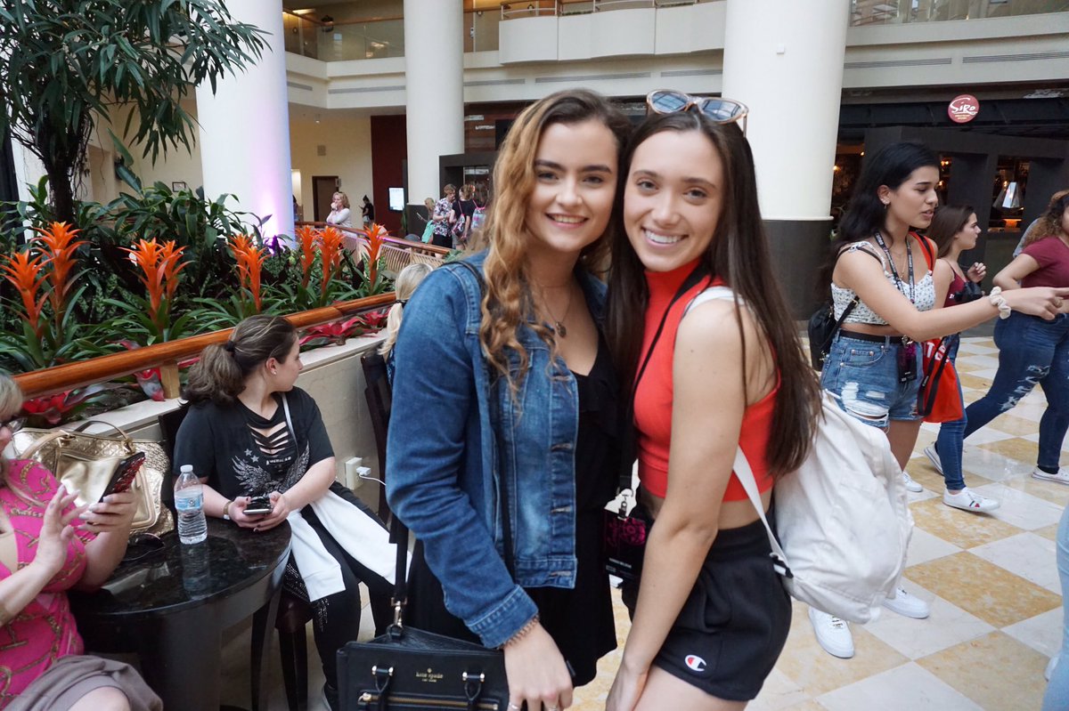 dailydolan11's tweet photo. guyssss!! i met @HannahMeloche today but i look like 💩 so that’s fun https://t.co/Z7m1GPkfGW