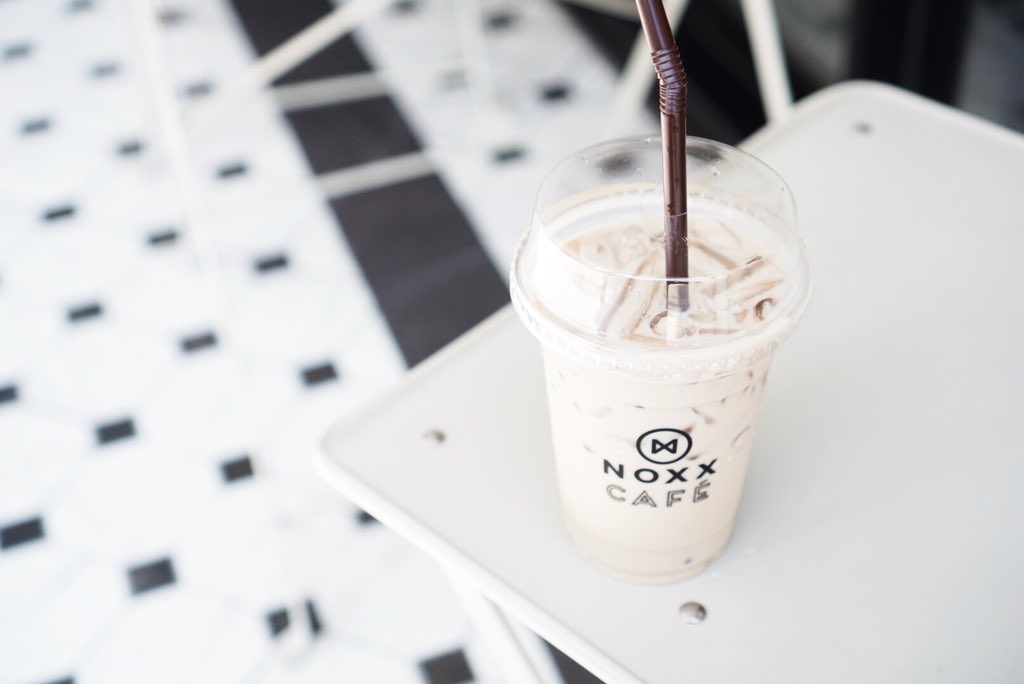 zerobkk's tweet photo. Noxx cafe
ใครหาร้านนั่งทำงาน มีที่จอดรถ แนะนำร้านนี้ ร้านกว้าง มีปลั๊กเกือบทุกโต๊ะเลย ราคาไม่แรง มีอาหาร มีไวไฟ บรรยากาศ Sparkling Americano (75.-) แปลกดีค่า แต่กาแฟจะติดรสเปรี้ยวน้า Taiwan milk tea(50-60.-) นมไม่มันมาก #รีวิวคาเฟ่ @aroii #พระราม9
📍mrt พระราม9 เดินต่อ 10นาที https://t.co/DrtDNGUUeg