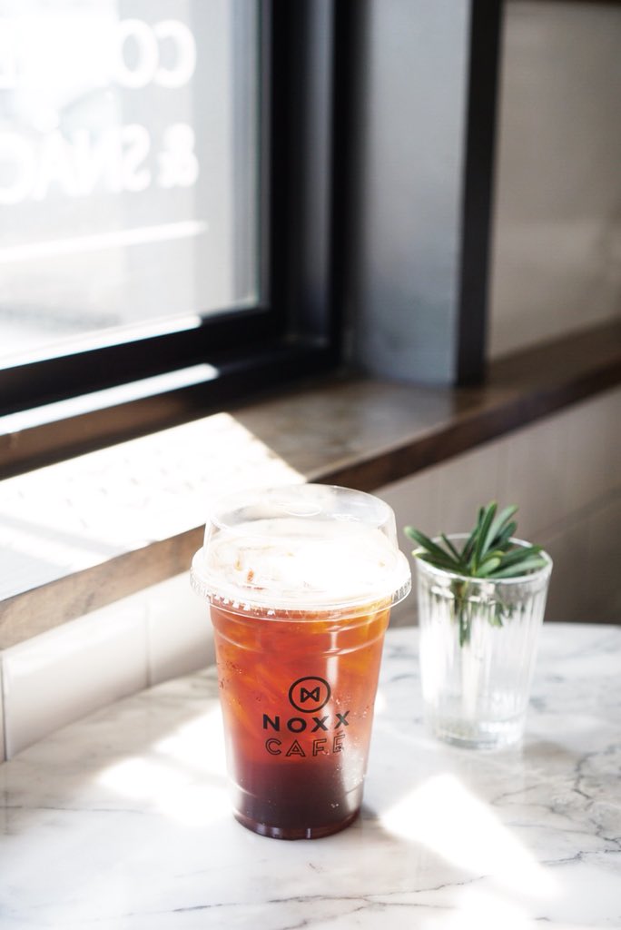 zerobkk's tweet photo. Noxx cafe
ใครหาร้านนั่งทำงาน มีที่จอดรถ แนะนำร้านนี้ ร้านกว้าง มีปลั๊กเกือบทุกโต๊ะเลย ราคาไม่แรง มีอาหาร มีไวไฟ บรรยากาศ Sparkling Americano (75.-) แปลกดีค่า แต่กาแฟจะติดรสเปรี้ยวน้า Taiwan milk tea(50-60.-) นมไม่มันมาก #รีวิวคาเฟ่ @aroii #พระราม9
📍mrt พระราม9 เดินต่อ 10นาที https://t.co/DrtDNGUUeg