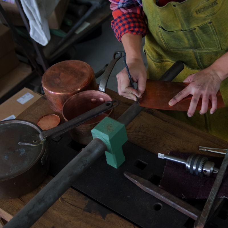 housecookware's tweet photo. A Grooving Machine sets down crimp seams for you so you don’t have to do it bit by bit by hand and hammer. Super fast and quick. I can only imagine how happy smiths were to get this one in hand! #copperworkshop #madebyhand #FactFriday https://t.co/0UeewIZr67 https://t.co/o5KVR8S5Cr