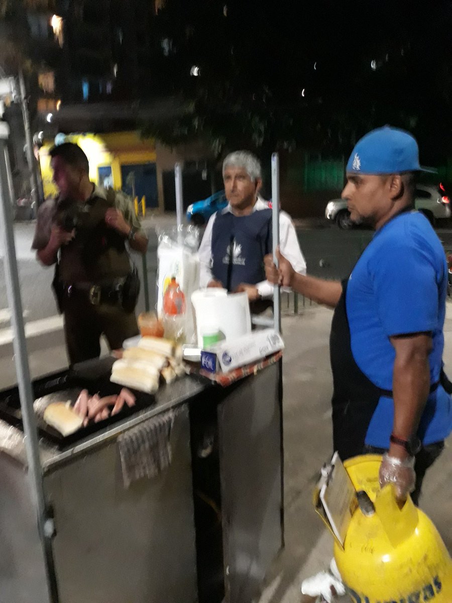 En compañía de <a href="/Carabdechile/">Carabineros de Chile</a> se fiscaliza Carros de comida <a href="/Duranbaronti/">Gonzalo Durán</a> <a href="/Muni_Indep/">Municipalidad de Independencia</a>
