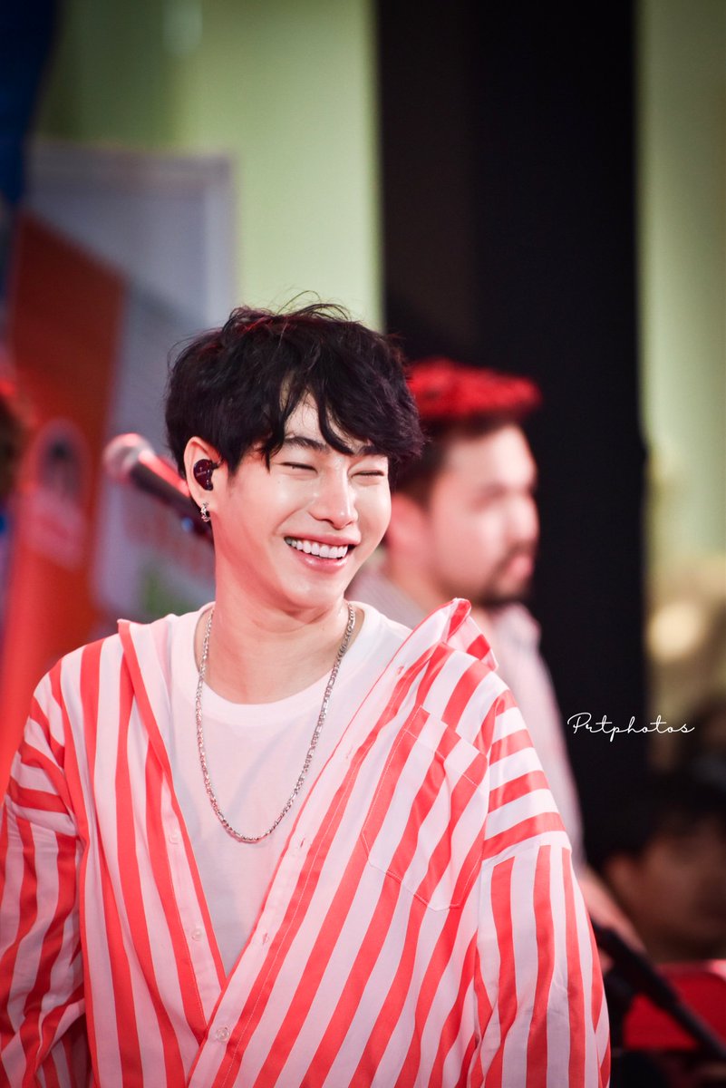 prtphotos_bkk's tweet photo. สดใสยิ่งกว่าน้ำค้างยอดหญ้า ยิ่งกว่าแดดในคิมหันต์ฤดู (แข่งกับแอดสยามโซน 😝)

#เป๊กผลิตโชค #โก๋แก่ลันเตาxPeck #prtphotos #palitgallery #peckpalitchoke https://t.co/2DI1BpKWod