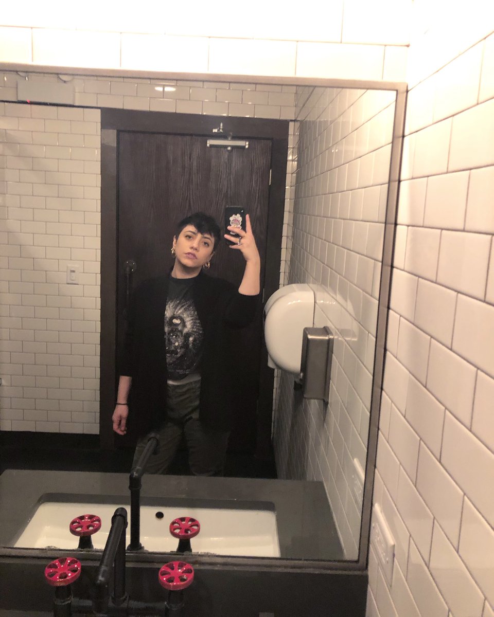 jeansgallo's tweet photo. i’m sorry it’s been a minute but it’s a #bathroombabe kinda night https://t.co/z09Vz7VzRS